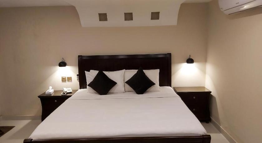 Hotel Mairona Gulberg Lahore Esterno foto